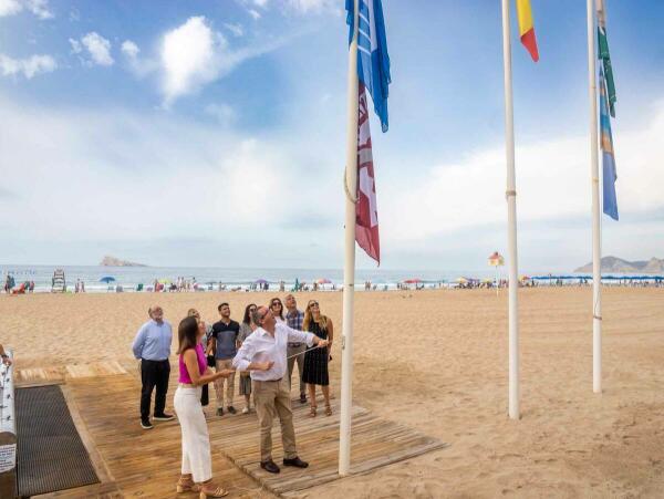 Las playas de Benidorm ya lucen los distintivos de calidad obtenidos tras superar las auditorías más exigentes