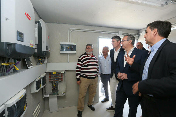 El presidente de la Diputación de Alicante, Toni Pérez, ha visitado esta mañana la planta de placas fotovoltaicas de autoconsumo instalada en la estación de bombeo de La Vila Josiosa