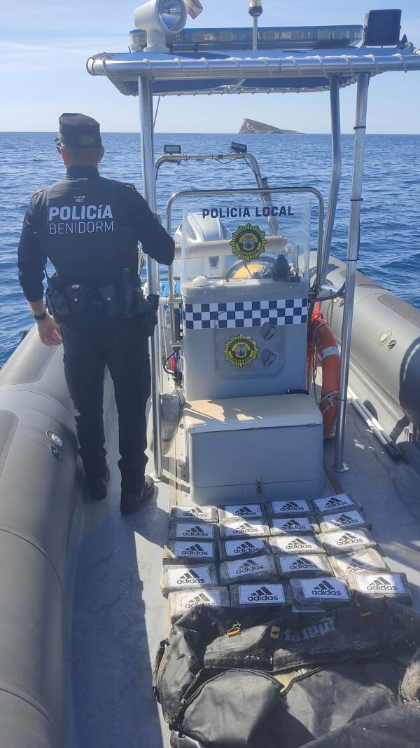 La Unidad Marítima de la Policía Local localiza en la bahía de Benidorm una mochila con 20 kilos de cocaína 