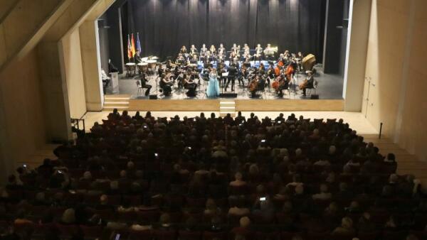 Benidorm estrena 2023 con lleno absoluto en el concierto de Año Nuevo de la Orquesta Sinfónica de la UM 