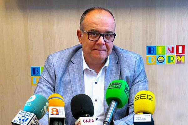 Charco: “Hoy se consuma el segundo estacazo de Toni Pérez al bolsillo de los benidormenses con la subida del 23% del IBI” 