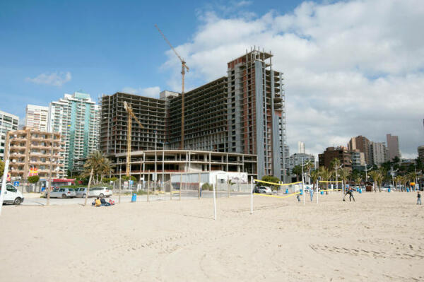 La Vila Joiosa planifica el derribo de una parte del hotel Atrium Beach por exceso de edificabilidad 