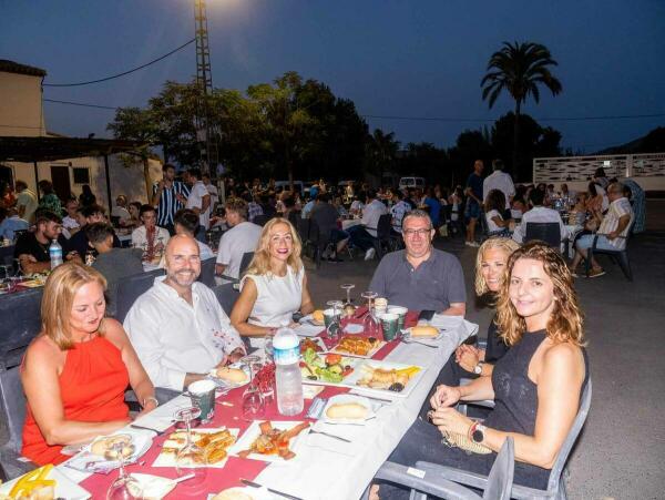 El tradicional ‘Sopar d’Estiu del Roser’ reúne a más de 200 comensales en la Ermita de Sanç 