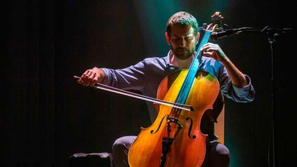 El violonchelista Matthieu Saglio ofrece mañana un concierto como inicio a la programación cultural de otoño de Benidorm 