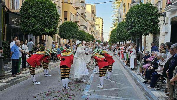 Villajoyosa celebra la festividad del Corpus Christi con la tradicional procesión por las calles del centro urbano