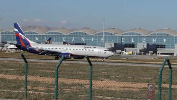 El Gobierno dice no a ampliar el aeropuerto de Alicante-Elche y Mazón advierte: "Nos llevan al colapso turístico"