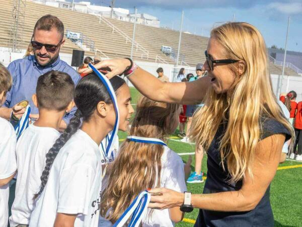 Los Juegos Escolares reúnen a centenares de alumnos y familias en la CD Guillermo Amor de Benidorm