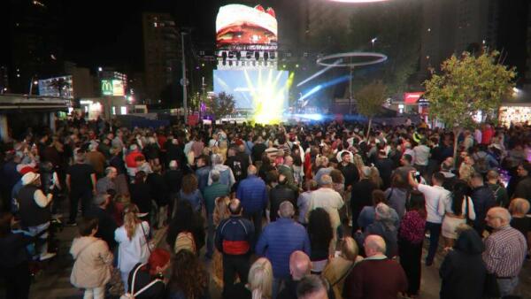 Benidorm da la bienvenida a Eurovisión con una gran fiesta del Euroclub en la Plaza de la Hispanidad 