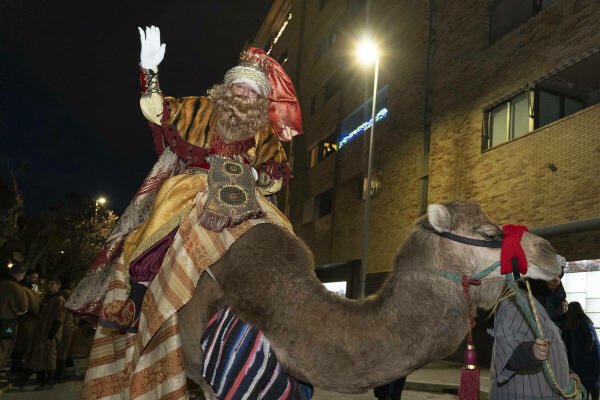 Los Reyes Magos de Oriente llegan a Villajoyosa sobre sus camellos y llenan de ilusión la noche más mágica del año  