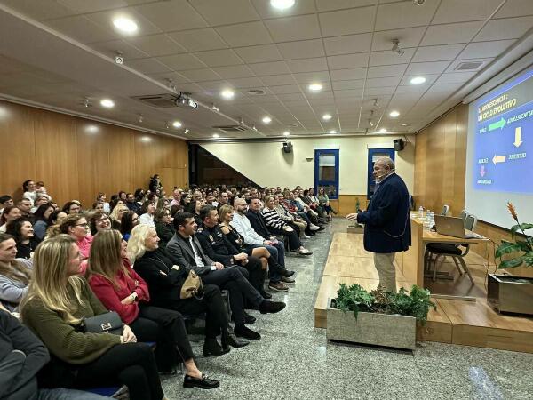 Antonio Ríos abrió la “III Escuela de Familias” con 165 personas