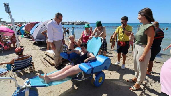 Benidorm mejora los puntos de playas accesibles con la incorporación de tres sillas anfibias  