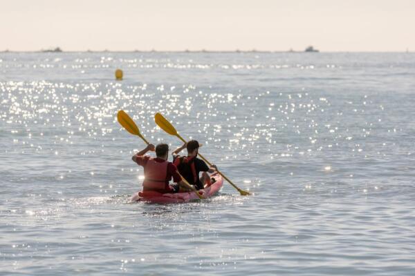 Cerca de un centenar de personas participan en el programa de salidas en kayak organizado por Juventud