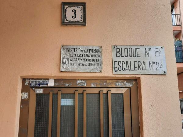 El PSOE reclama retirar las placas franquistas de varios edificios