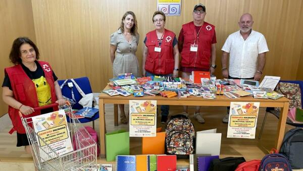 La red de bibliotecas de Benidorm entrega a Cruz Roja el material escolar recogido en la campaña solidaria