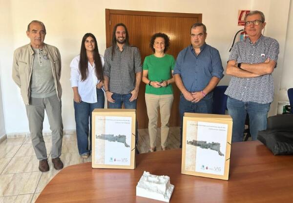 La Diputación entrega el Plan Director para la puesta en valor del Castillo ‘Sa Caseta des Moros’ de Tàrbena 