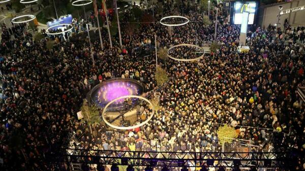 Cientos de personas festejan en la calle el Benidorm Fest en una vibrante fiesta a los pies del Tecnohito