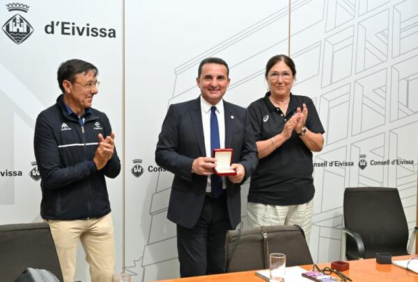 Bernabé Cano recibe la insignia de plata de la Federación Española de Triatlón