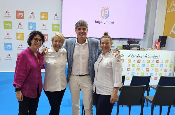 Susi Díaz y Marta Devesa protagonizan la inauguración del stand de Villajoyosa en la feria Alicante Gastronómica 