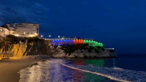 Benidorm iluminará el sábado El Castell de azul, rojo y verde para conmemorar el Día del Pueblo Gitano
