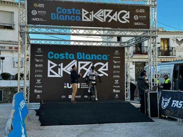 El Casco Antiguo de Altea se convierte un año más en escenario de la Costa Blanca Bike Race 