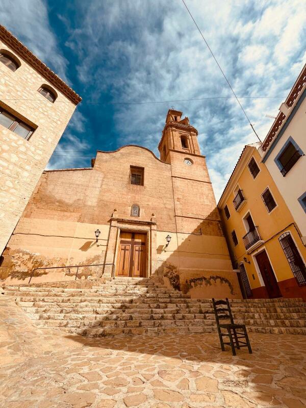 EL AYUNTAMIENTO DE FINESTRAT Y EL OBISPADO FIRMAN UN CONVENIO DE COLABORACIÓN QUE PERMITIRÁ RETOMAR LAS OBRAS DE REHABILITACIÓN DE LA IGLESIA SANT BERTOMEU  