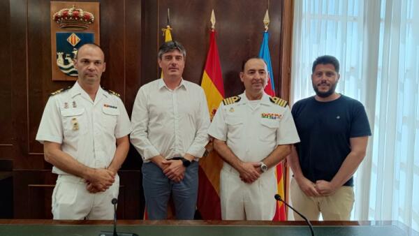 El Comandante Naval de Alicante, Joaquín Vegara, visita el Alcalde de Villajoyosa, Marcos Zaragoza