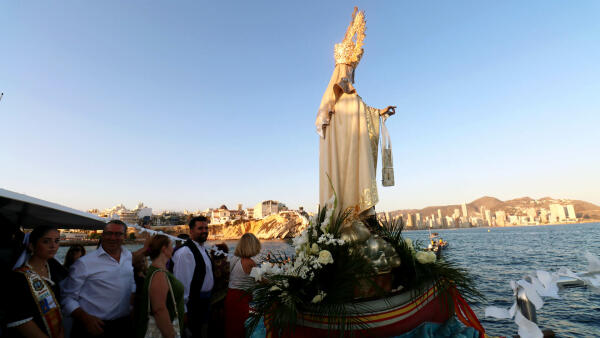 Cientos de benidormenses acompañan a la Virgen del Carmen en su procesión marinera