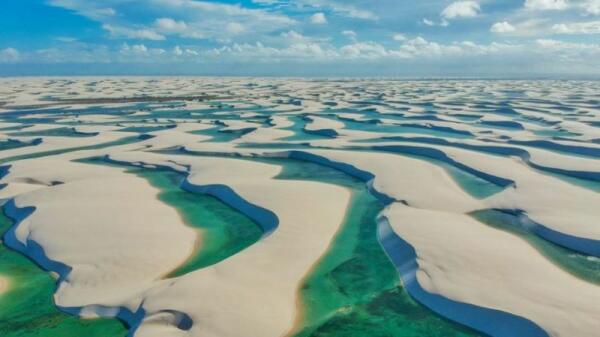 Un paisaje fuera de este mundo: un desierto con piscinas naturales entre las dunas 