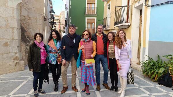 La diseñadora de moda Ágatha Ruiz de la Prada visita el barrio histórico de Villajoyosa