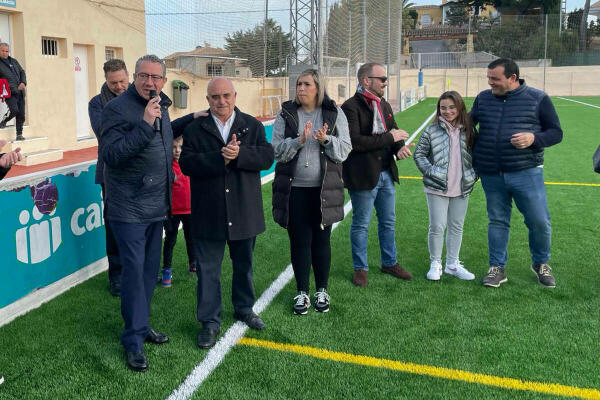 Toni Pérez inaugura el nuevo césped artificial del campo de fútbol de Callosa d’en Sarrià donde se han invertido 132.000 euros