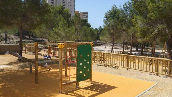 Benidorm invierte 75.000 en la creación de una nueva zona de juegos infantiles en El Moralet  