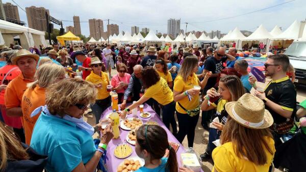 Cerca de 4.800 peñistas de Benidorm celebran la Acampada de las Peñas más participativa 