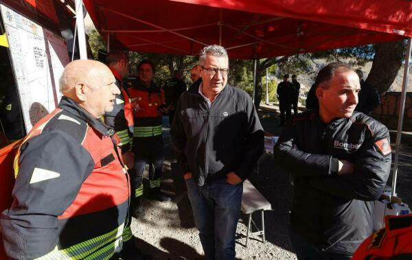 Toni Pérez visita el Puesto de Mando Avanzado del incendio de Altea en el que trabajan los bomberos de la Diputación