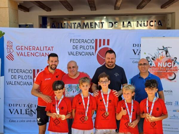 El equipo benjamín de pilota La Nucía se proclama campeón autonómico de “Llargues” de los JECV 