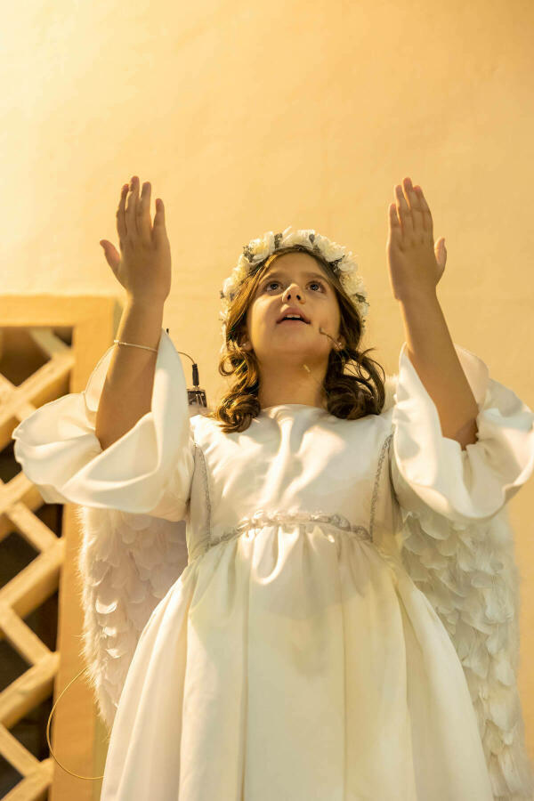 La niña Triana Ruíz San José recita la embajada en honor al Santísimo Cristo del Buen Acierto 