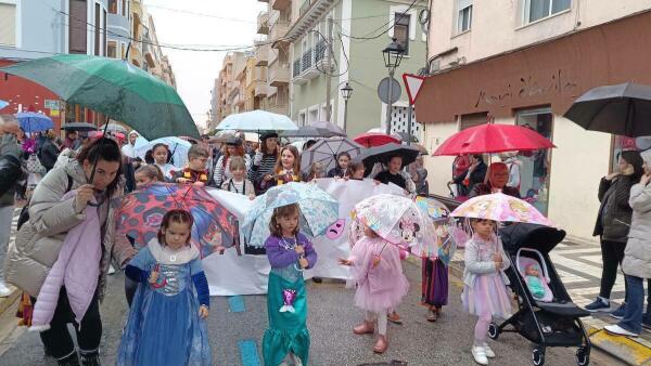 Centenares de niños y familias participan en el desfile infantil de Carnaval bajo la lluvia