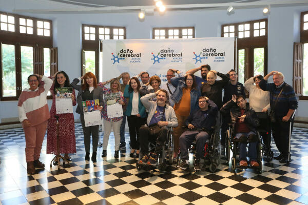 La Diputación apoya el Calendario Solidario de la Asociación de Daño Cerebral Adquirido de Alicante  