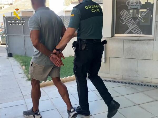 La Guardia Civil detiene a un fugitivo buscado internacionalmente por delitos relacionados por tráfico de drogas y armas  