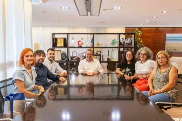 El alcalde Toni Pérez recibe al nuevo director de la Unión Musical de Benidorm