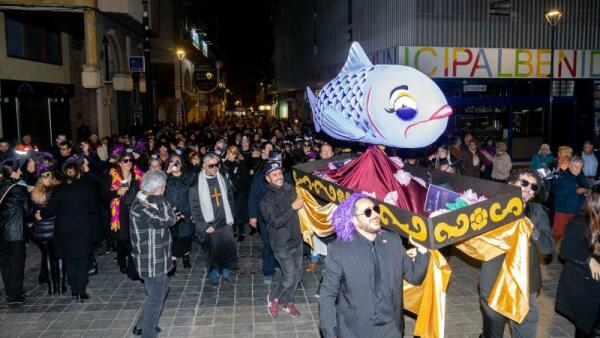 Un multitudinario Entierro de la Sardina despide el Carnaval de Benidorm