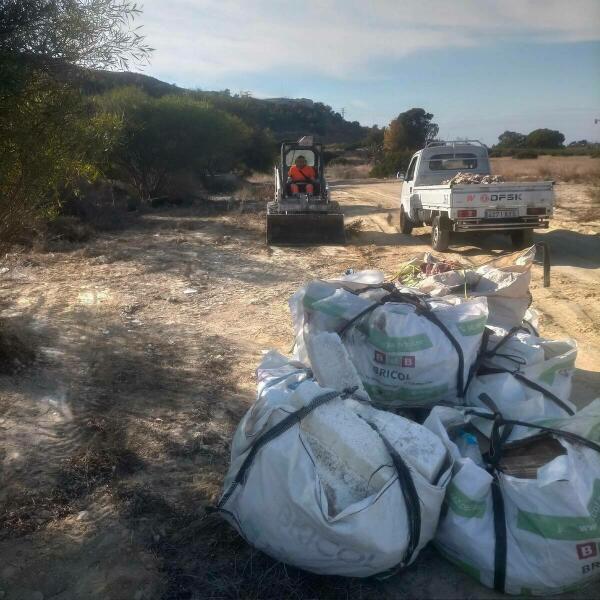 El Ayuntamiento de Villajoyosa elimina 30 toneladas de escombros en las partidas del Charco y Galandú  